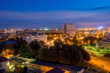 Hava gecesi Kaliningrad şehir manzarası. Modern binalara ve