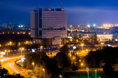 Hava gecesi Kaliningrad şehir manzarası. Terk edilmiş bina H görünümü