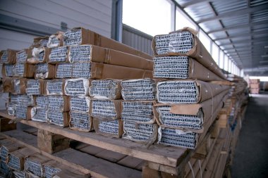 Depoda paketlenmiş galvanizli alüminyum parçalar