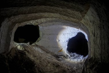 Matkap madeni tünelinde sondaj makinesi izleri var.