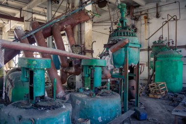 Terk edilmiş kimya eczane vitamin fabrikası.