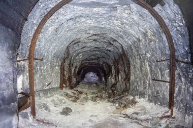 Terk edilmiş tebeşirlere giriş. Metal madeni çatı desteği