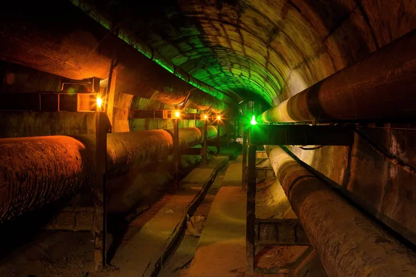 Dirty tunnel of heating duct with rusty pipeline — Stock Photo, Image