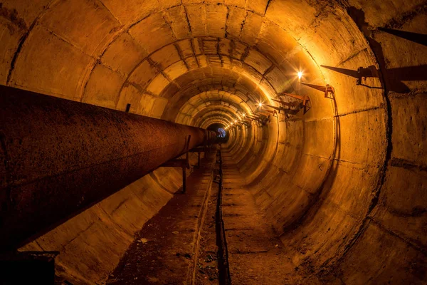 Tunnel technique souterrain rond de conduit de chauffage avec pi rouillé — Photo