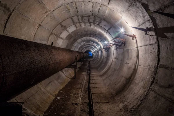 Stary okrągły brudny podziemny tunel techniczny przewodu grzewczego dowcip — Zdjęcie stockowe