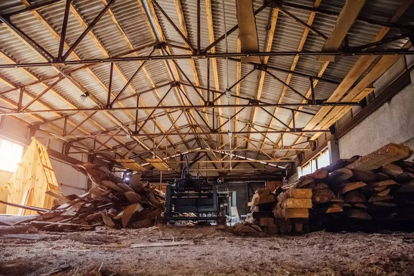 Velho interior de serraria rural. Secagem da colheita de madeira — Fotografia de Stock