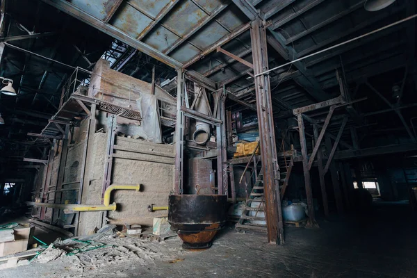 Stary ceglany piec przemysłowy do topienia szkła w opuszczonej rzeczywistości — Zdjęcie stockowe