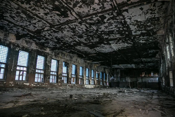 Interior queimado e destruído da fábrica abandonada Triângulo Vermelho , — Fotografia de Stock