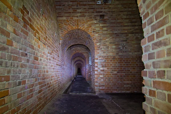 红砖旧工事结构走廊 — 图库照片