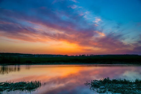 Amanhecer de primavera no rio Don está refletindo em águas calmas — Fotografia de Stock