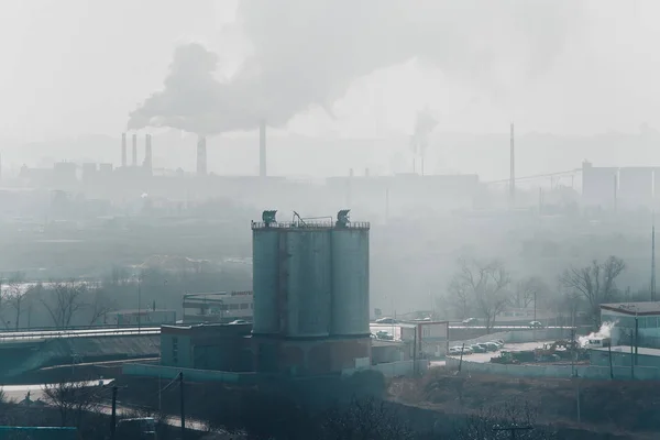 Reggel, köd, szmog, szennyezett ipari terület — Stock Fotó