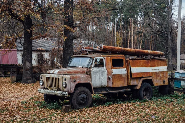 Starý rezavý opuštěný sovětský hasičský vůz ve vesnici — Stock fotografie