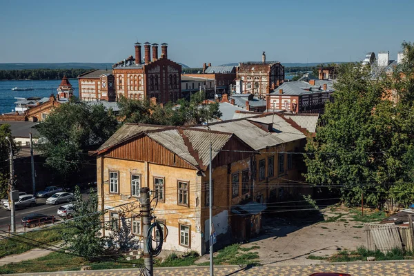 Vista del paisaje urbano de Samara, antiguos edificios industriales de Zhiguli Br — Foto de Stock