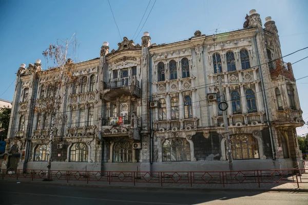 Edificio de apartamentos del contratista Nuychev, Colegio de Haritonova — Foto de Stock