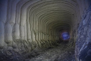 Matkap madeni tünelinde sondaj makinesi izleri var.