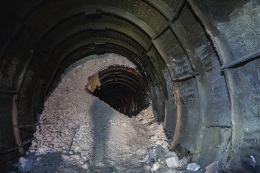 Tebeşir madenindeki çöküntü, sondaj izleri olan tünel.