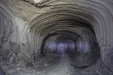 Matkap madeni tünelinde sondaj makinesi izleri var.