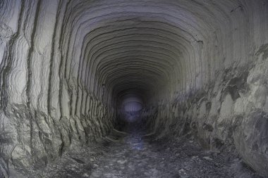 Matkap madeni tünelinde sondaj makinesi izleri var.
