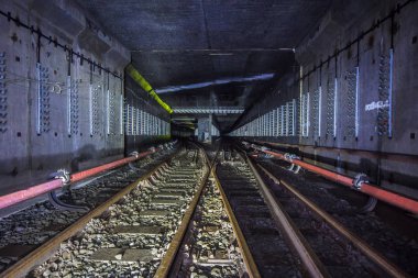 Terk edilmiş metro tüneli yapım aşamasında..  
