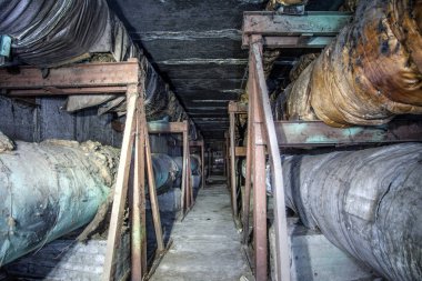 Paslı, terk edilmiş ısıtma kanalı, evsizlerin selam verdiği yer.