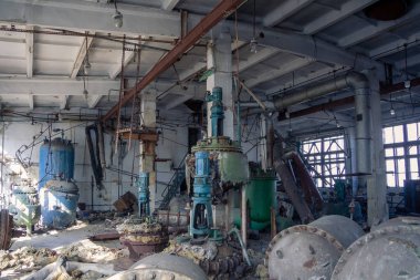 Terk edilmiş kimya eczane vitamin fabrikası.