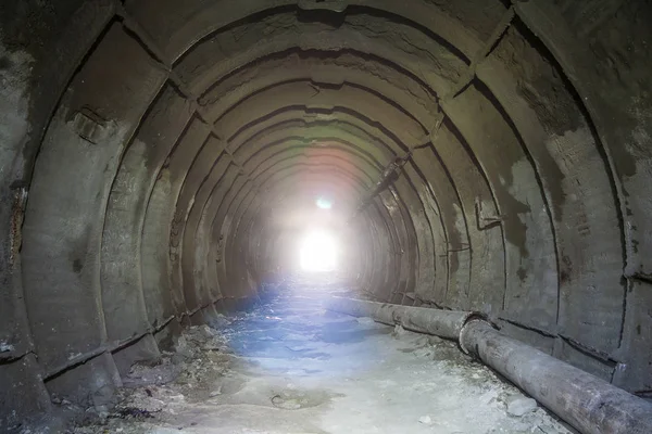 Металлические трубы в заброшенной меловой шахте в Белгороде — стоковое фото