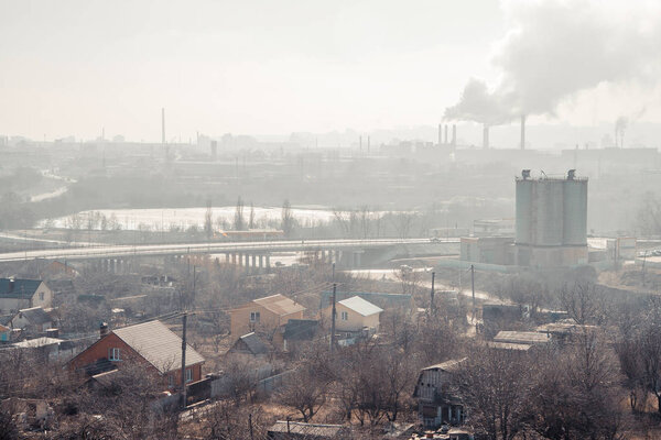 Утро, туман, смог, грязная загрязненная промышленная зона

