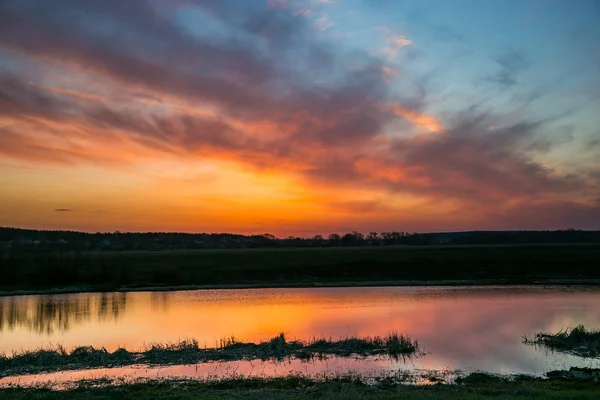 Amanhecer de primavera no rio Don está refletindo em águas calmas — Fotografia de Stock