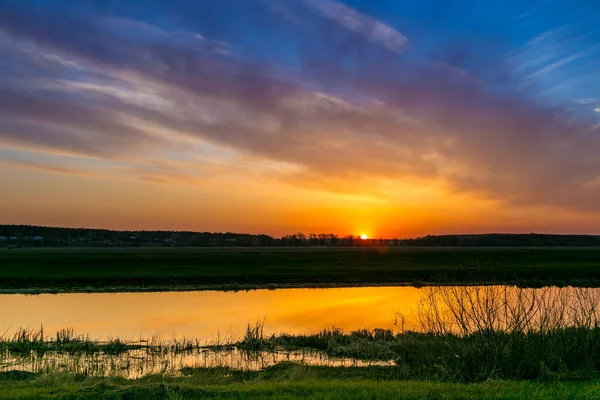Amanhecer de primavera no rio Don está refletindo em águas calmas — Fotografia de Stock