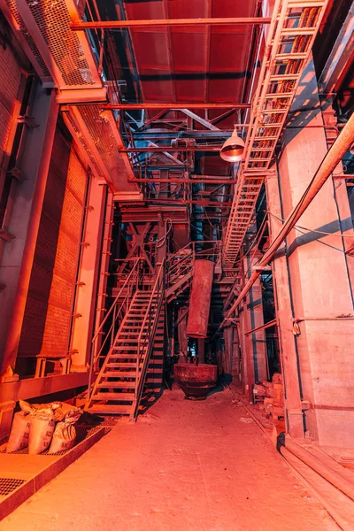 Dentro de una vieja fábrica abandonada. Rusty arruinado equipo industrial —  Fotos de Stock