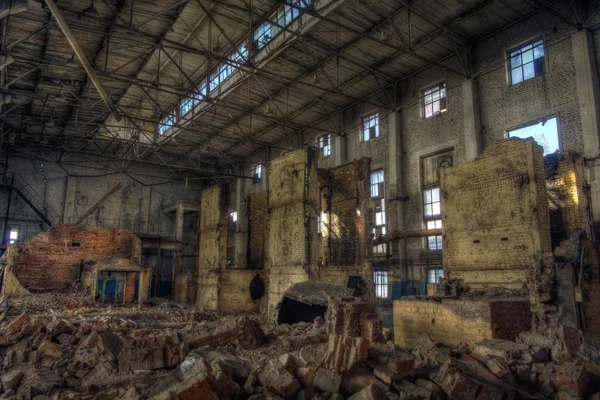 Große dunkle Industriehalle einer verlassenen Fabrik — Stockfoto
