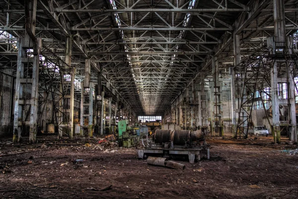 Derelict duża ciemna hala maszyn przemysłowych opuszczony facto — Zdjęcie stockowe