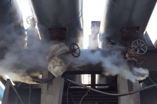 Утечка пара в теплопроводе. Стой, выходящий из ржавчины
