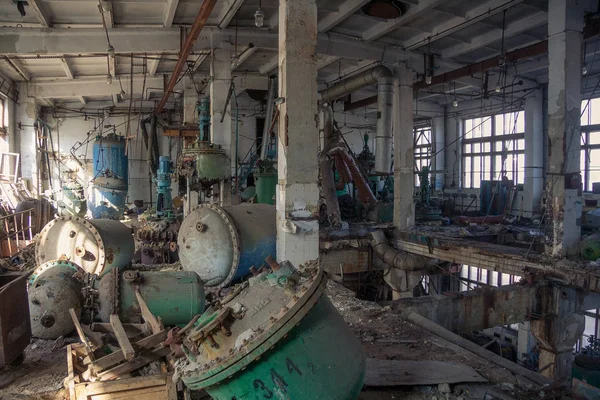 La planta de vitaminas de farmacia química abandonada con los restos o —  Fotos de Stock