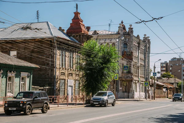 Vue du paysage urbain de la rue de Samara. Maisons anciennes, voitures modernes — Photo