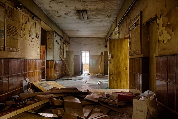 Vecchio corridoio raccapricciante in ospedale abbandonato — Foto Stock