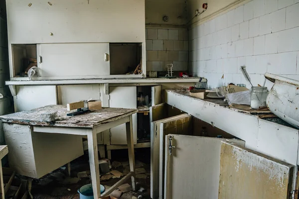 Старі меблі в покинутій лікарні — стокове фото