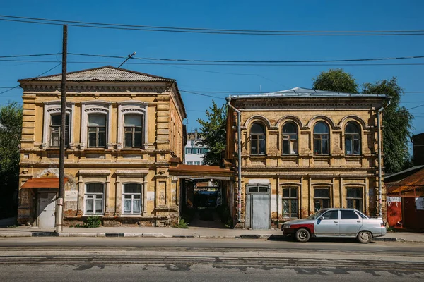 Anciennes maisons de marchands historiques à deux étages à Samara — Photo
