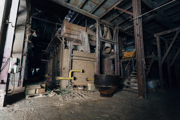 Estufa industrial de ladrillo viejo para el vidrio de fusión en abandonado de facto — Foto de Stock