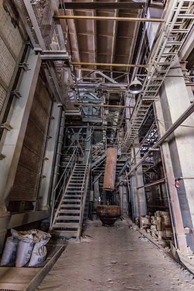 Dans une ancienne usine abandonnée. Rusty ruiné équipement industriel — Photo