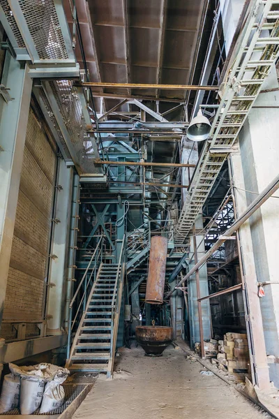 Innerhalb einer alten, verlassenen Fabrik. Rostige Industrieruinen — Stockfoto