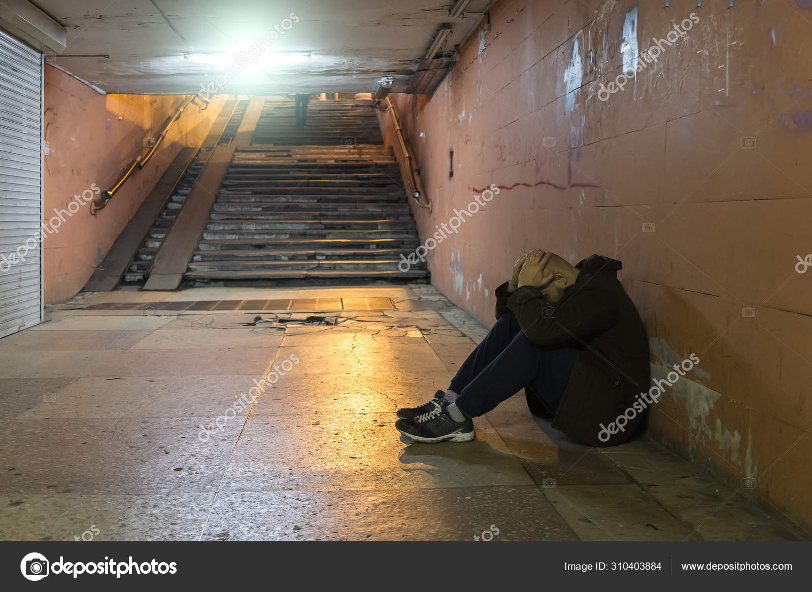 Desespero homem tristeza deprimido sentado