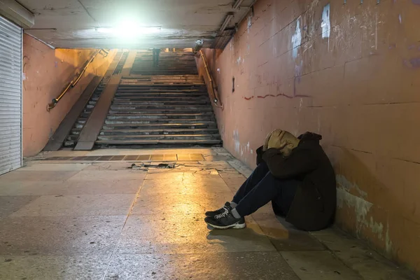 Dépressif homme triste assis dans le sol du tunnel de métro de la rue . — Photo