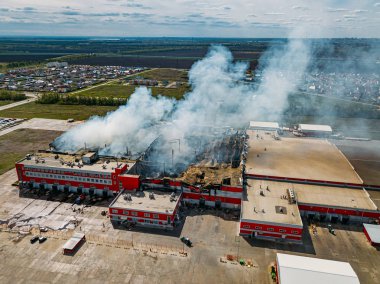 Yanan endüstriyel dağıtım deposu, havadan insansız hava aracı görünümü