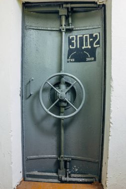 Terk edilmiş bir Sovyet sığınağının hava geçirmez kapısı.