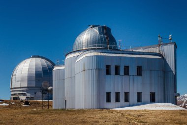 Arka plan maviliğine karşı özel bir astrofizik gözlemevi 