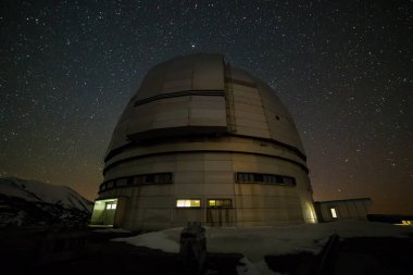Gece görüşü. Arkaya karşı özel bir astrofizik gözlemevi.