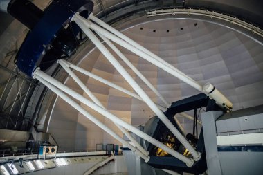 Kubbe altında devasa bir modern astrofizik teleskop.