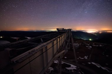 İnşaat vincinden arkadaki gözlemevine gece görüşü.