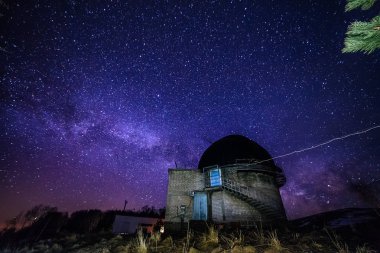 sta 'nın arka planına karşı astronomik gözlemevinin gece görüşü